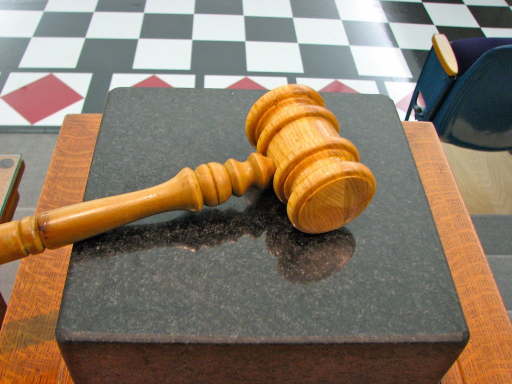 Mazo de un tribunal sobre una base de granito